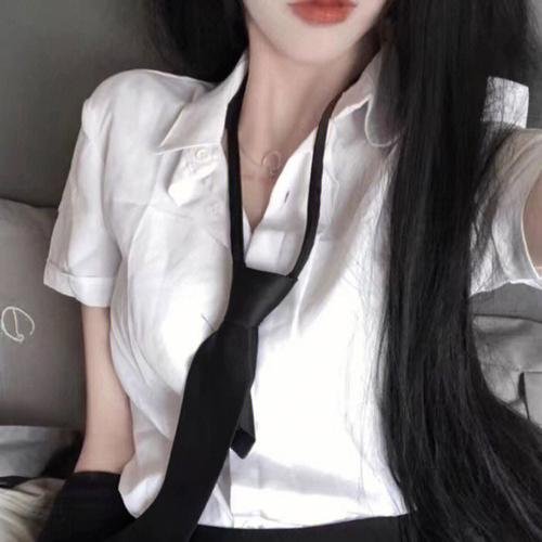 裹头巾的女人
